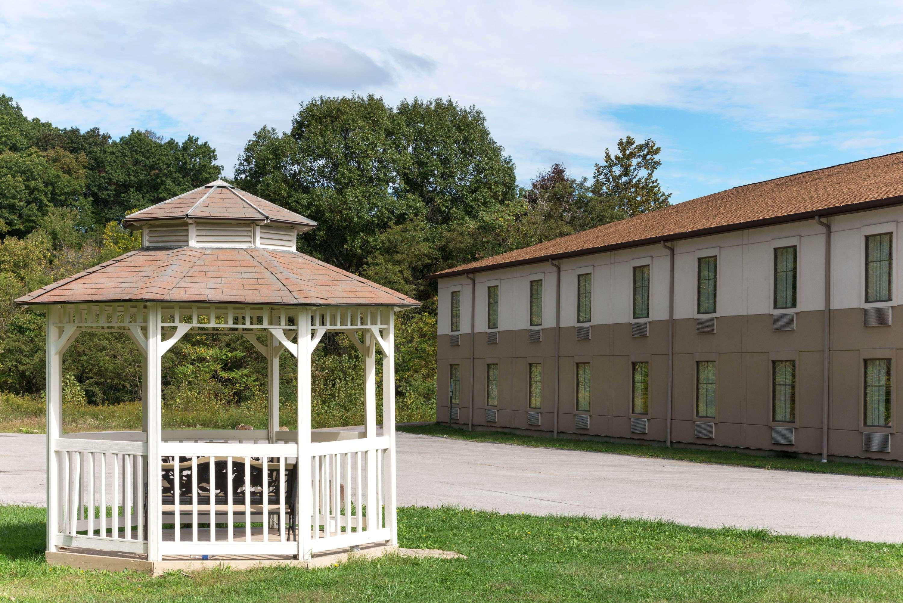Super 8 By Wyndham Beaver Falls Exterior photo